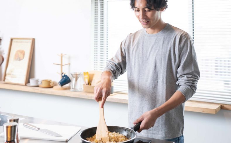 忙しくても自炊が続くコツとは？ 一人暮らし歴25年で培った簡単料理術