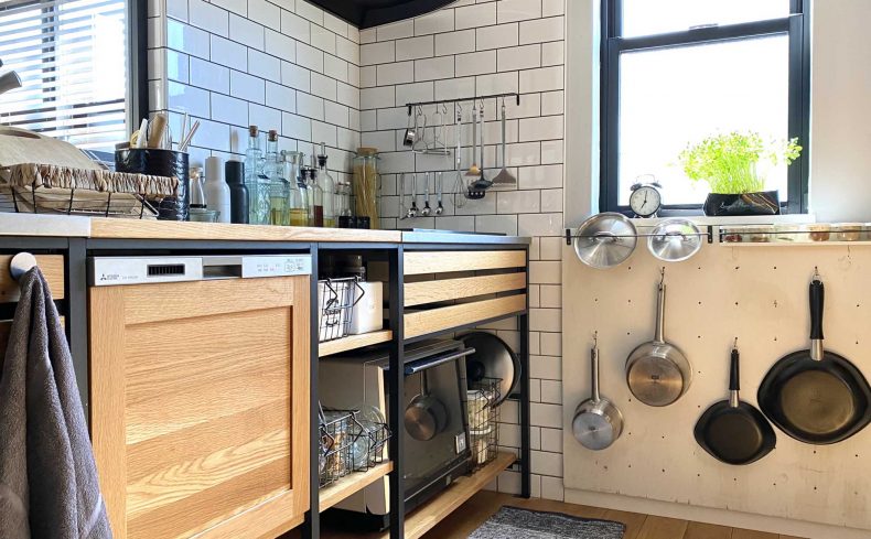 優秀なDIYアイテム「有孔ボード」の使い方。スッキリおしゃれな収納術