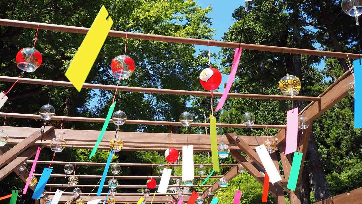 屋外の風鈴は太陽の光でキラキラ輝く