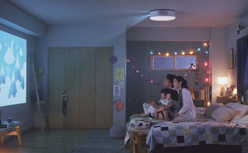 おうちが映画館に？ 天井照明一体型プロジェクターのある暮らしを楽しもう