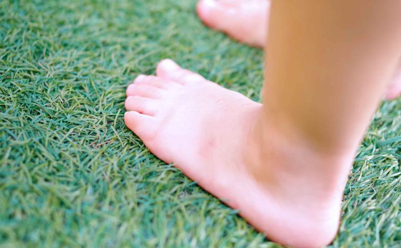 部屋に人工芝を敷くとこんなに快適！ 公園気分を味わえる敷き方や選び方