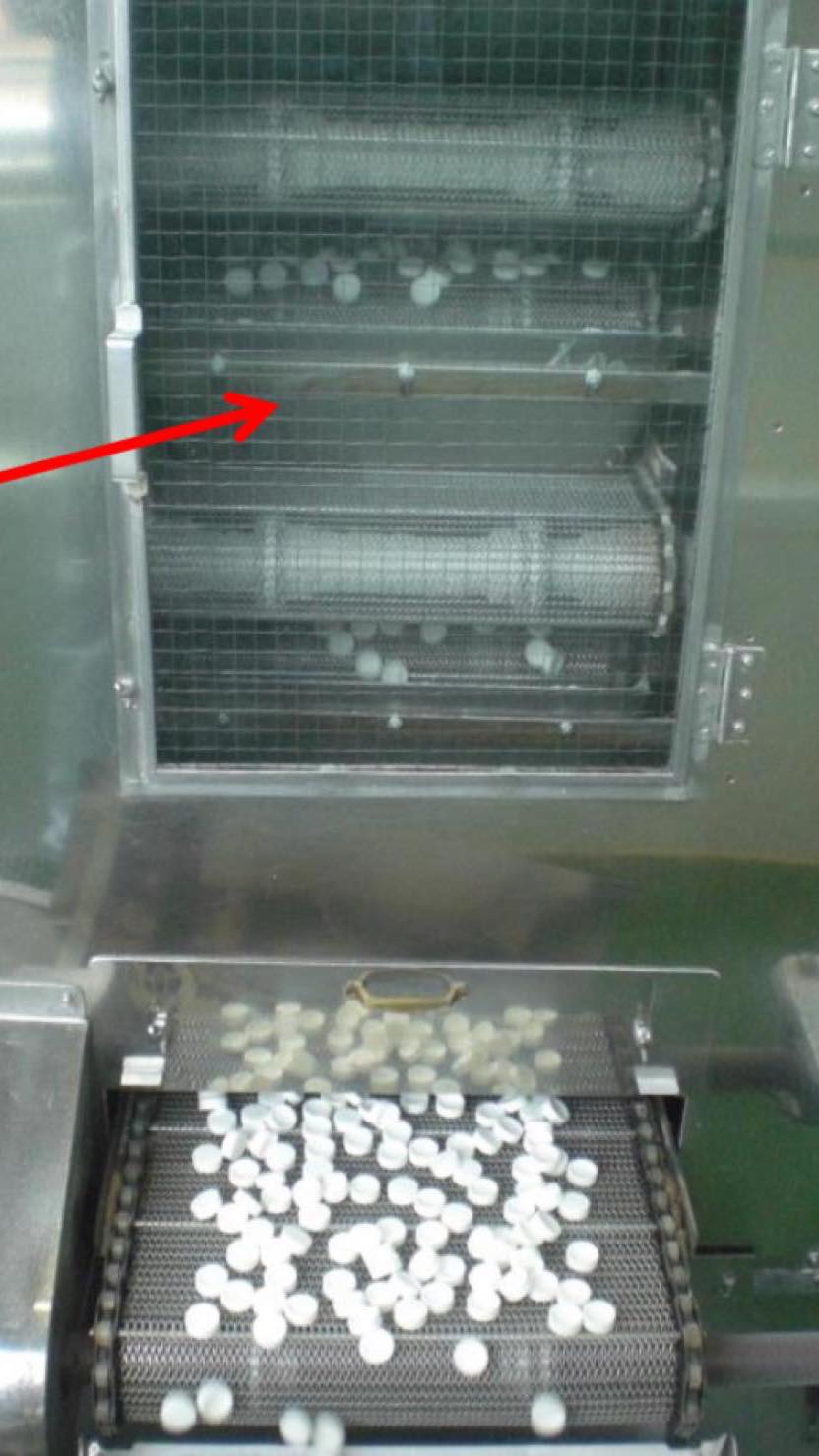 砂糖、コーンスターチ、ばれいしょでん粉などの原料を混ぜ合わせたクッピーラムネ。型抜きしたラムネを約60℃の部屋でベルトコンベアーに乗せて乾燥。水分が蒸発して固くなったら完成! 1日に作られているラムネはなんと約４トンにもなるそうです（写真提供：カクダイ製菓） 