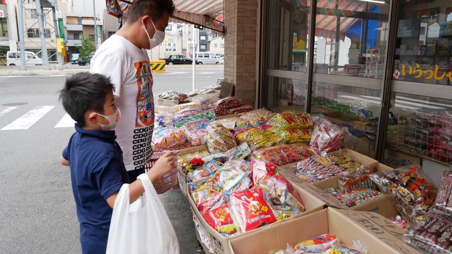 店先にドド～ンと並べられた駄菓子の詰め合わせ。取材に訪れたときは夏休みとあって、親子連れの姿も多く見かけました 