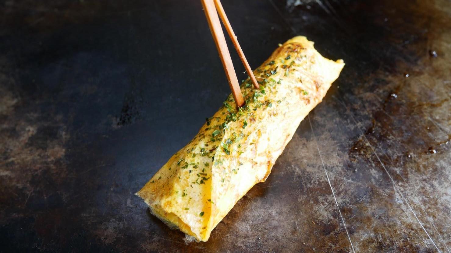 こちらが完成したスナックロール。「うまい棒」（株式会社やおきん）がちょっとしっとりする感じと、香ばしいソースと卵が絡んでちょっと高級感UP 