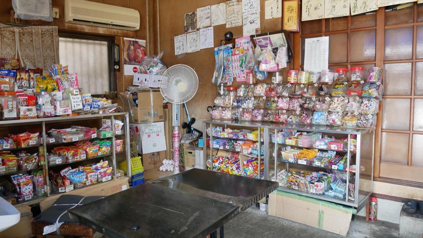 カラフルな駄菓子がいっぱい! 商品は、冒頭で紹介した名古屋市西区・明道町の菓子問屋たつやさんで仕入れるというつねかわさん。毎回自転車で40分かけて仕入れにいくのだそう。パワフルですね! 