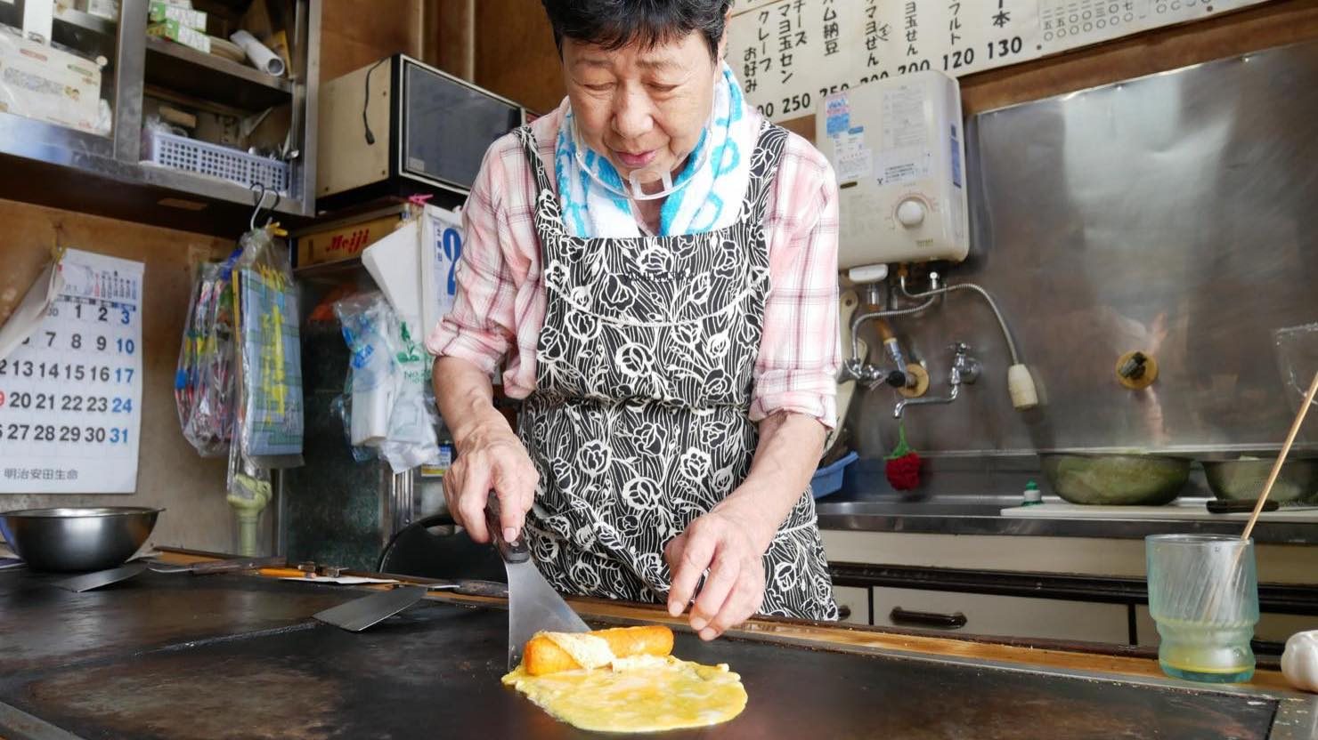 子どものアイデアから生まれたメニューだという「スナックロール」100円。お母さんによると、「卵に完全に火が通る前にうまい棒を巻くのがコツ」とのこと