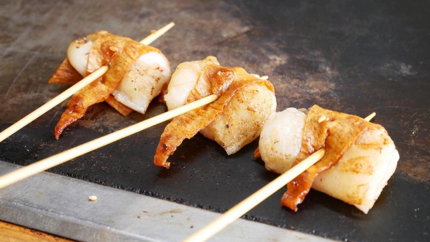 「帆たら」（一十食品株式会社）を使った「もちほたら」（4本170円）はおつまみにもぴったり！焼いたお餅に「帆たら」を巻くだけですが、お餅に塗ったつねかわさん特製のにんにく醤油がいい仕事をしてくれています 