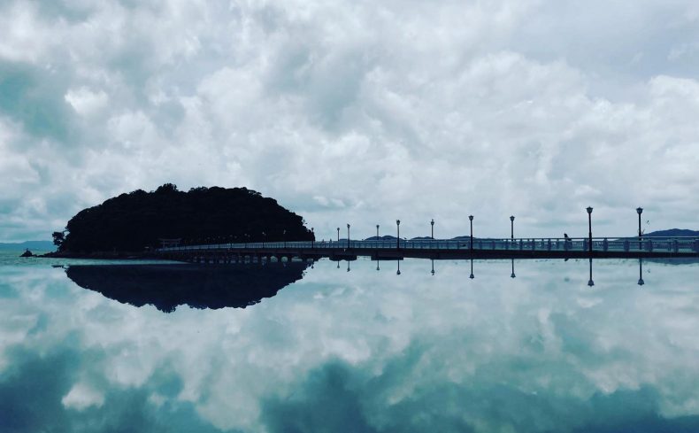 竹島・ガマニ塩湖がリフレクション写真で話題。今いちばん気になるまち蒲郡の人気スポットを紹介
