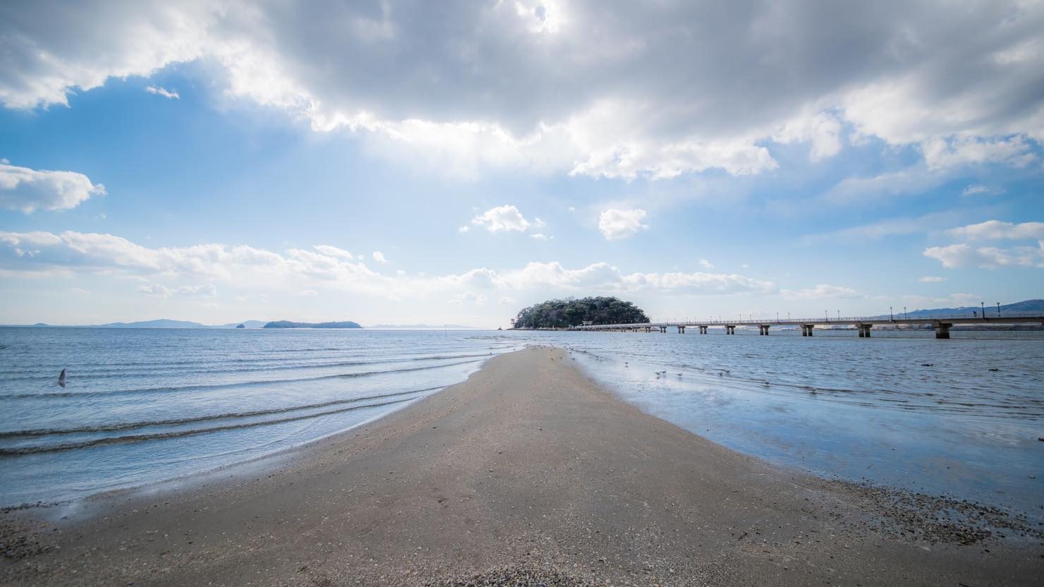 運が良ければ干潮時に島へ渡る道が現れることも！  