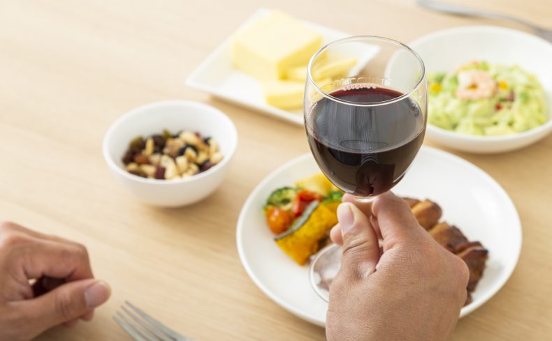 レンジで簡単、ホットワインの作り方。ぴったりなおつまみと一緒にほろ酔い晩酌