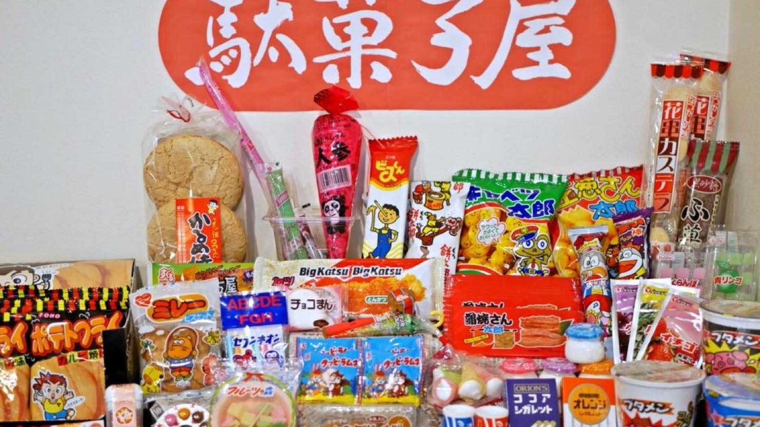 わが家のキッチンの一角にプチ駄菓子屋さんを開業（!?）してみました。今後、おやつストックはこのスタイルにしてみようかな、と本気で考えています。みなさんも、おうちで駄菓子屋さんごっこ、いかがでしょうか 