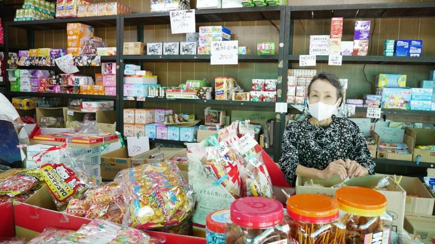 桜井商店のお母さん。「昔はすごかったよ～。もうひっきりなしにお客さんが来てね。最近は子どもさんの数が少なくなったから、そりゃ駄菓子屋さんも少なくなっていくわね」駄菓子の灯を消さないで! と切に願ってしまいます 