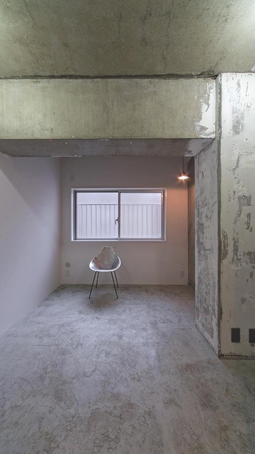 玄関側の洋室は土間として使えるように、あえて壁紙と床を剥がしただけの状態にしています。