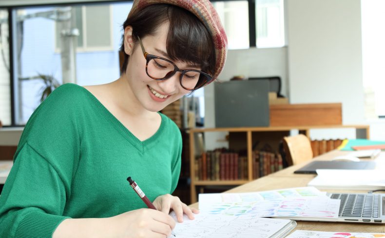 イラストレーター・漫画家のリアルな仕事部屋とは？こだわり空間を大公開