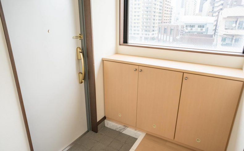 一人暮らしの玄関をスッキリ使うには？ 収納しやすく心地よい空間に