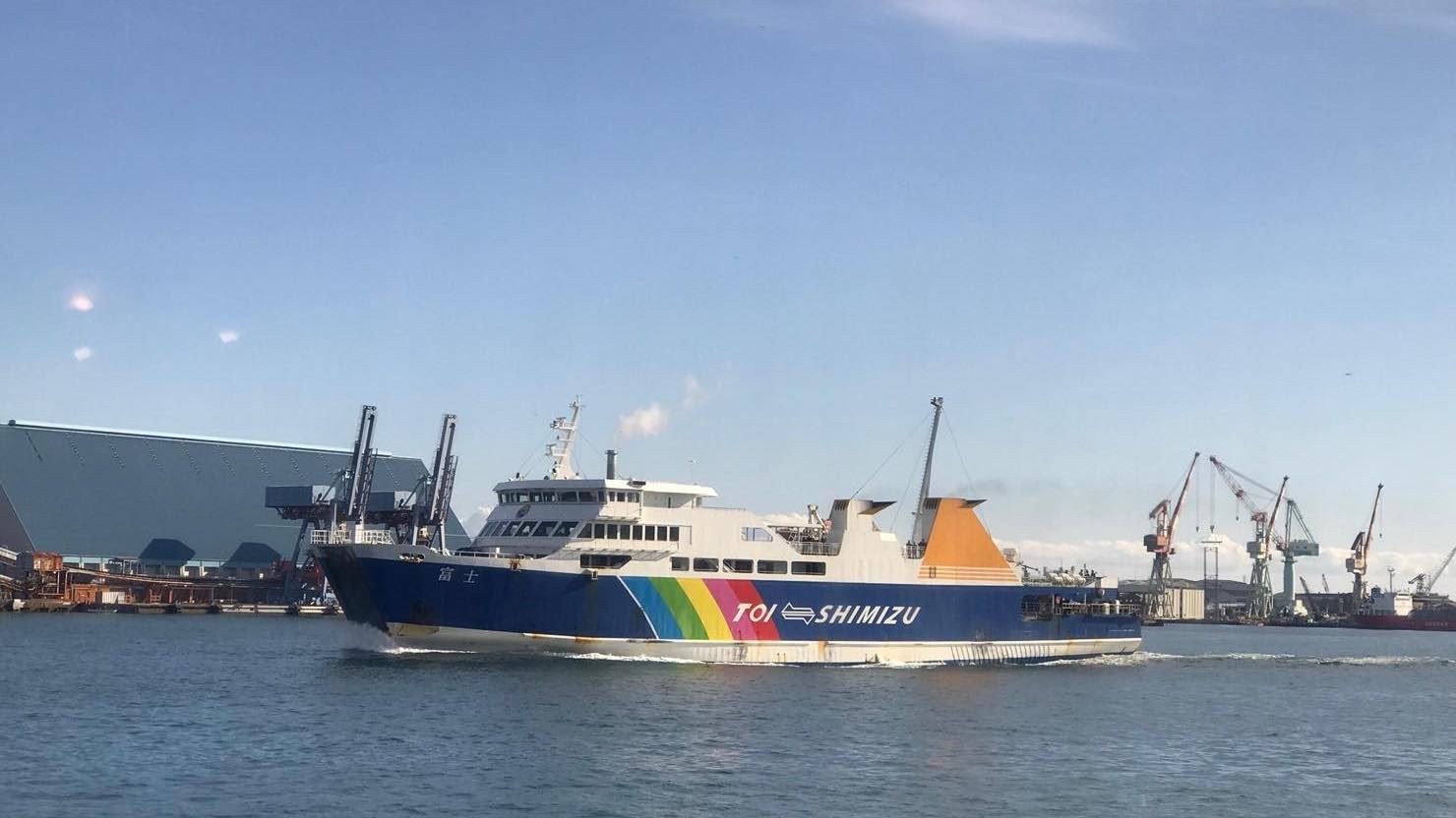 広々とした遊覧船でクルーズができる