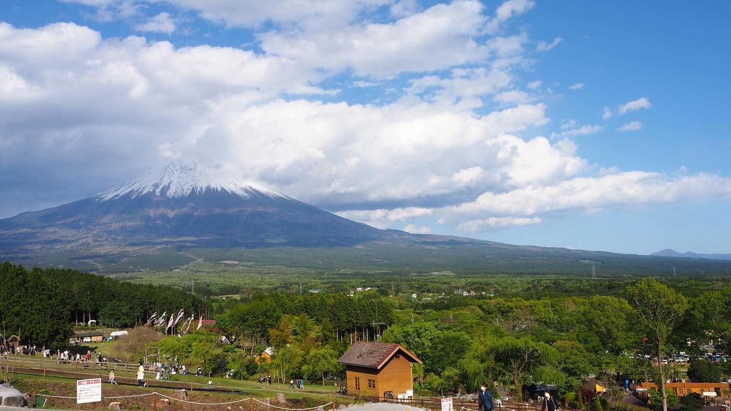 まかいの牧場からの風景。山頂には雲がある