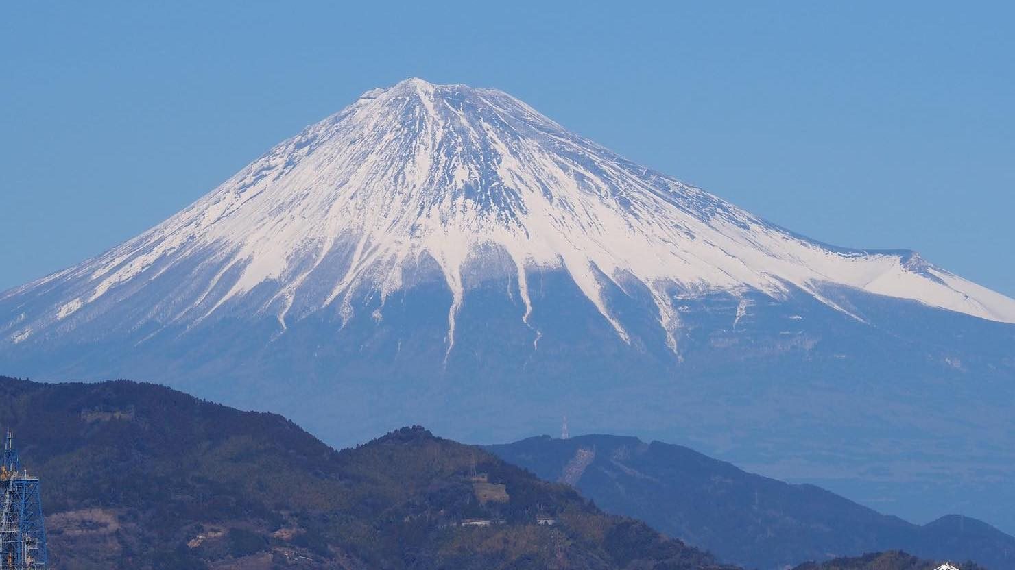 雪をまとう富士山