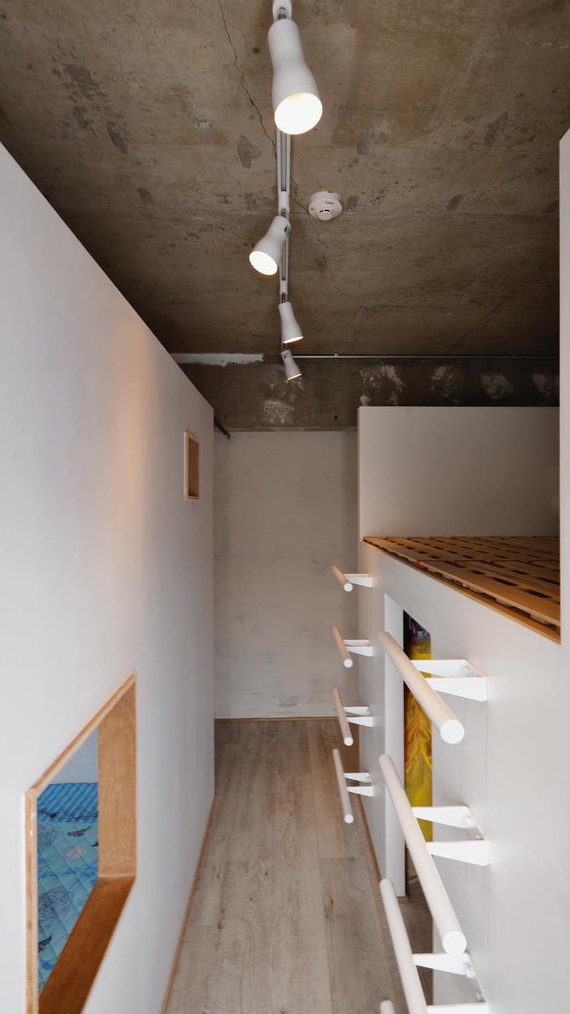 左右のロフトにはベッドとクローゼットの機能が