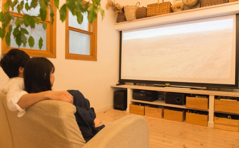 【特集】ホームシアターは意外とお手軽！ 映画をとことん楽しむ暮らし