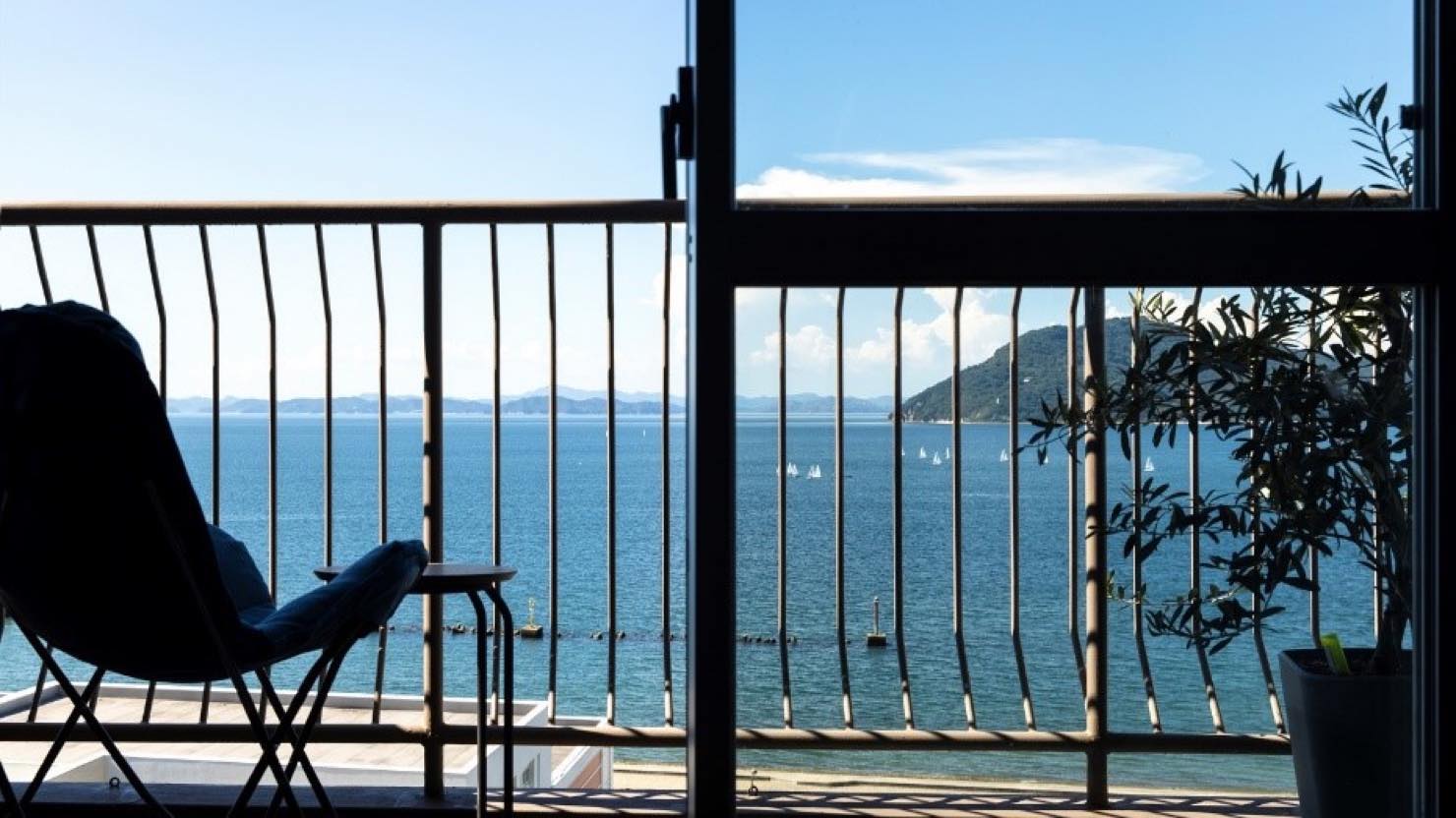 古いマンションの鉄格子は、すぐそこに海を感じます