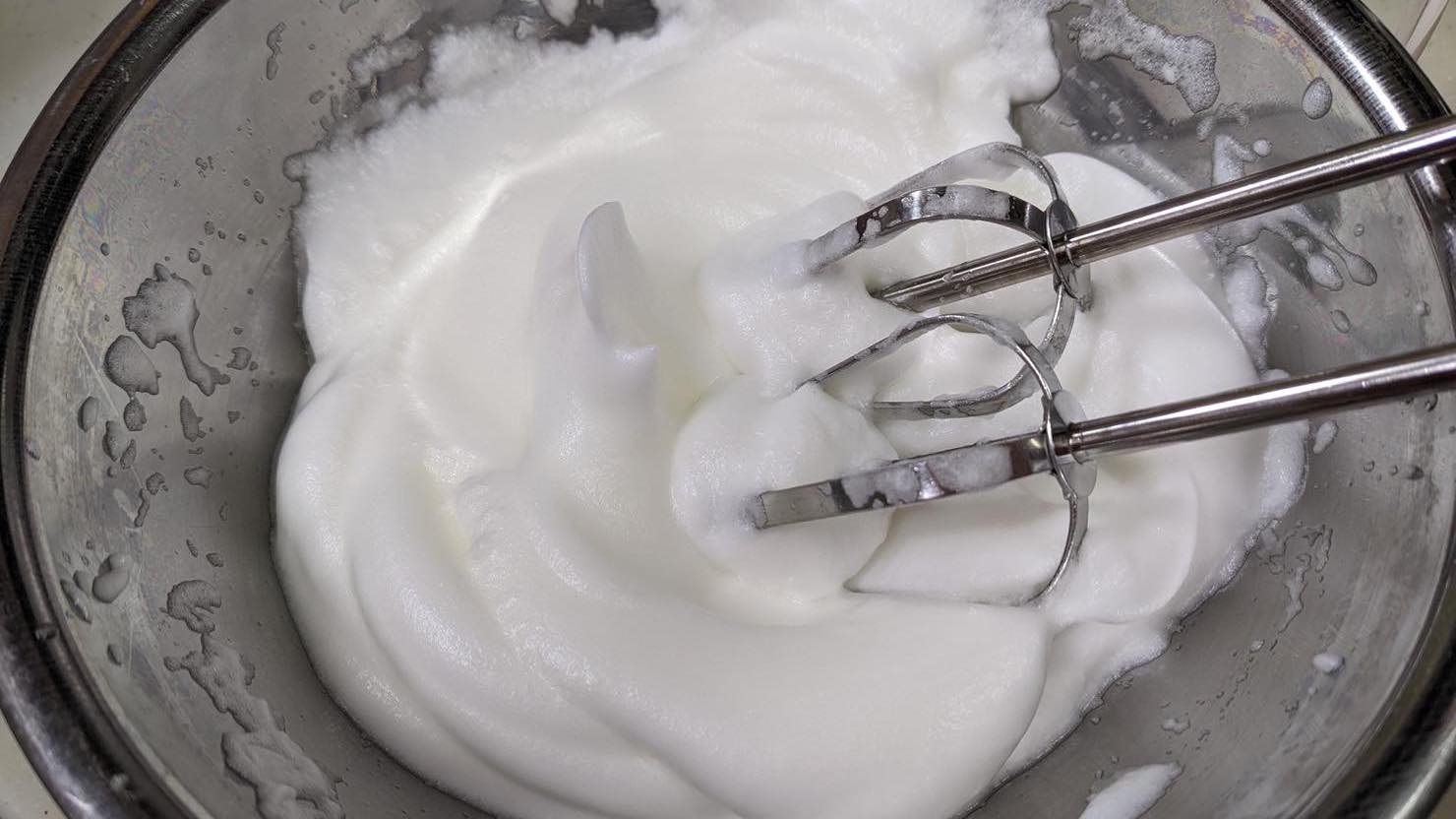 メレンゲを作っているところ