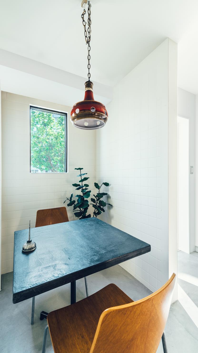 浴室があった場所を来客コーナーに。元からあったタイルをそのまま塗装して仕上げとしています。