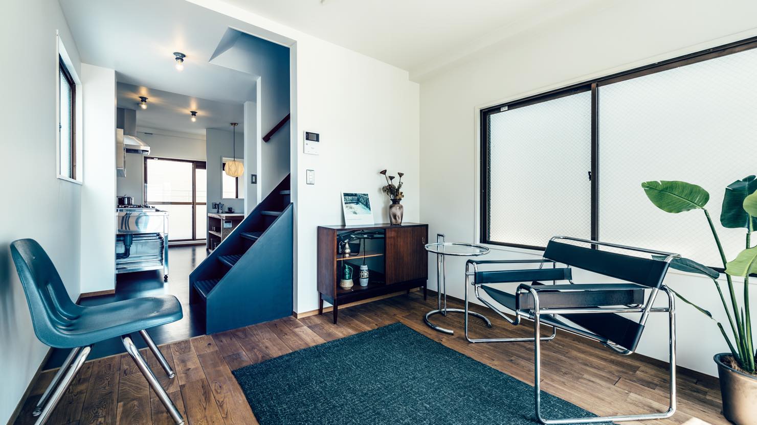 リビングからダイニングキッチンに空間がつながる様子