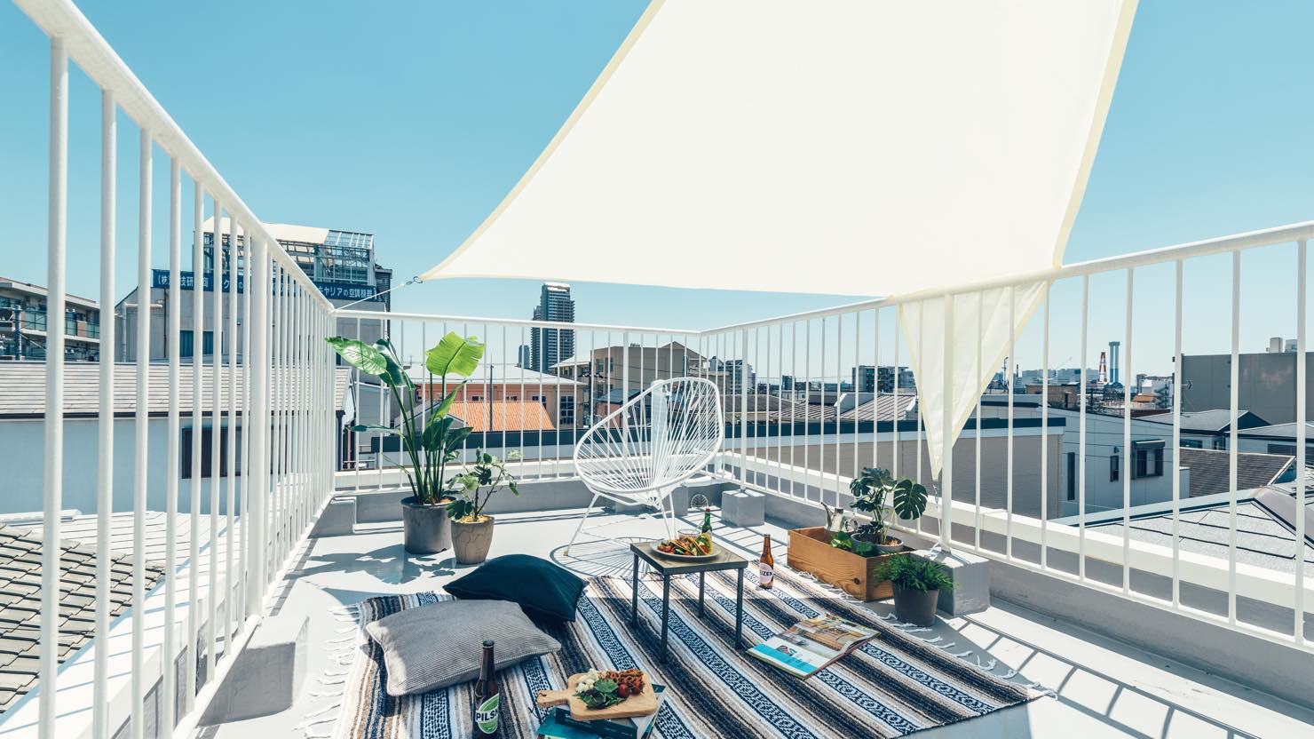 周りの建物から少し高い位置にある、開放的な屋上