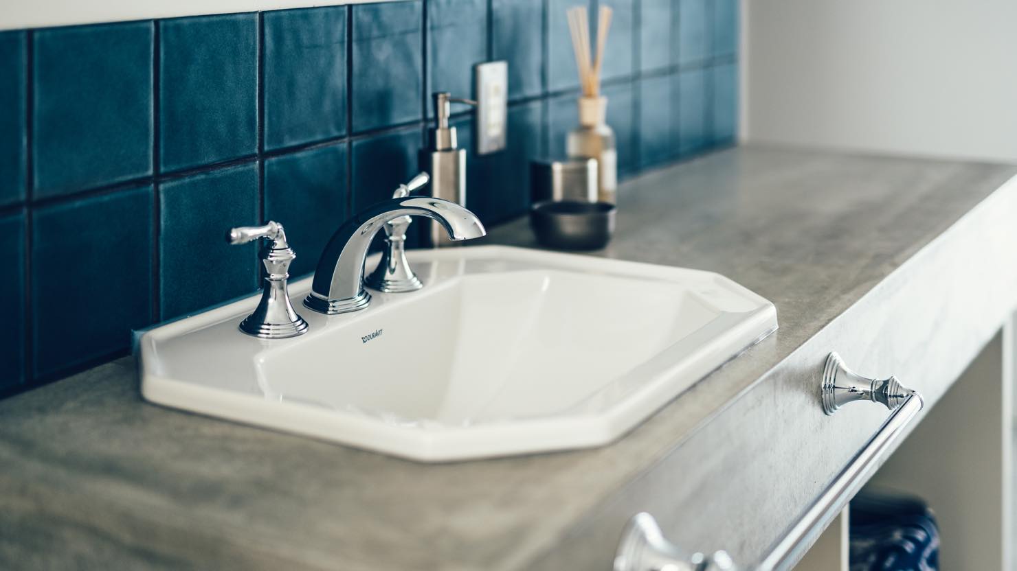 廊下に作ったモルタル仕上げの長い洗面カウンター