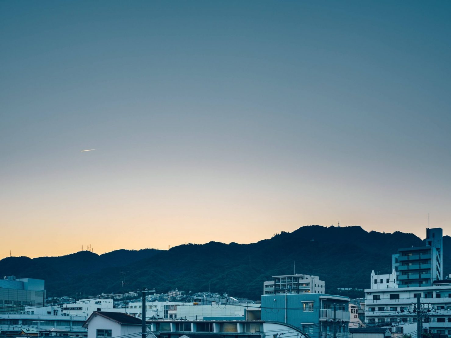 屋上から見る六甲山の夕焼け