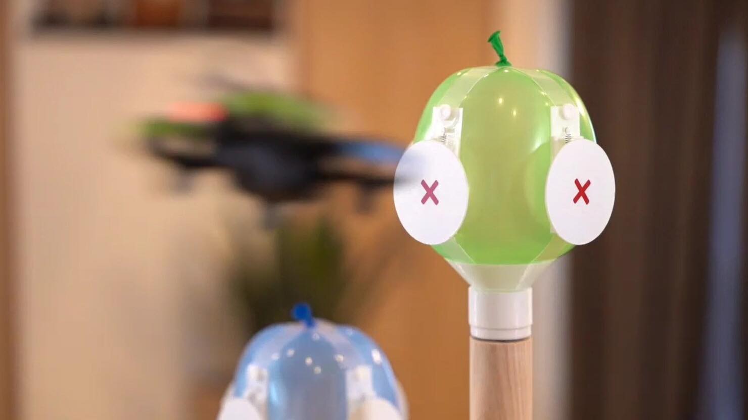 ドローンで割るための専用の風船ユニット（的） 　© 鹿股幸男