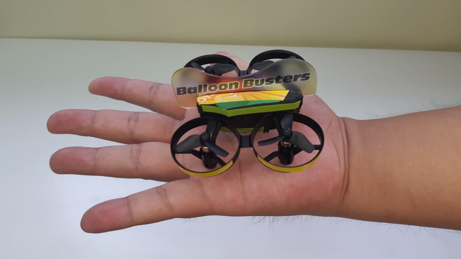 ドローンファイトで使う手のひらサイズのドローン 　© 鹿股幸男