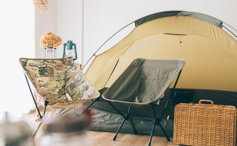 室内でもキャンプ気分！アウトドアインテリアでワクワクするお部屋作り