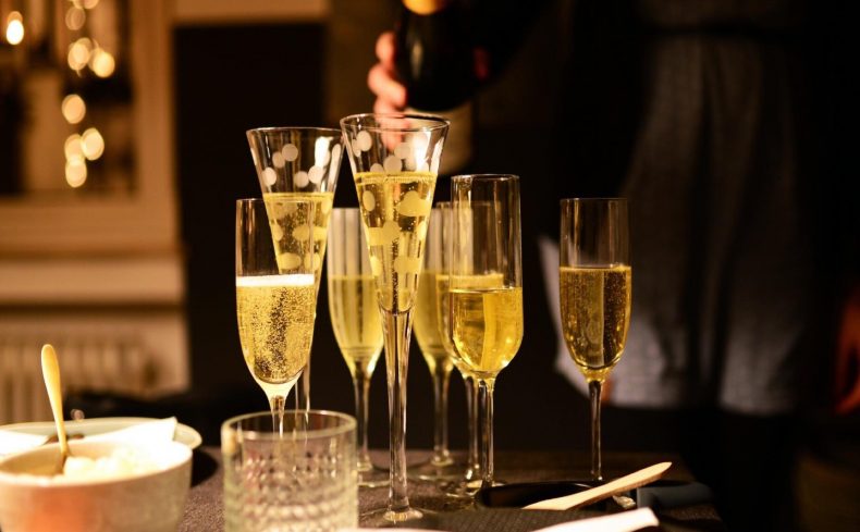 女王も絶賛、英国産スパークリングワインの魅力と楽しみ方