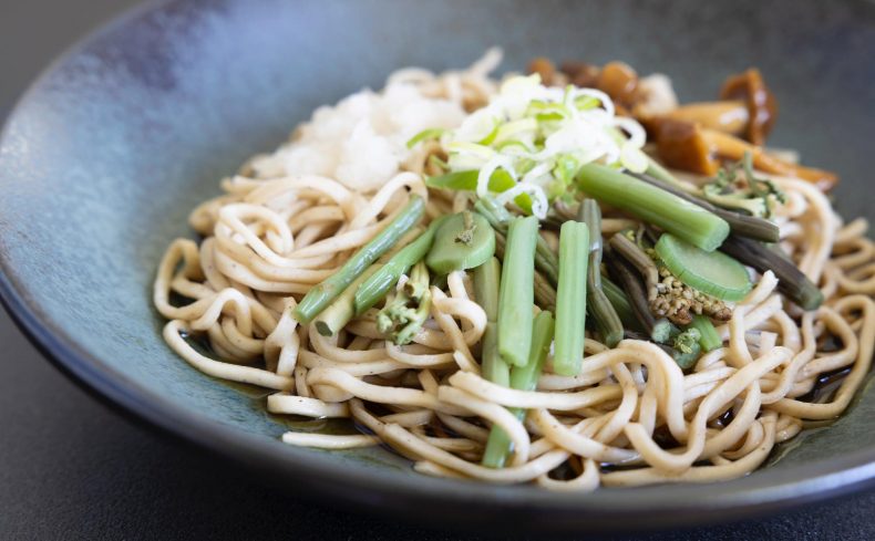 食べられる夏の野草を調理して野山の香りを食卓に