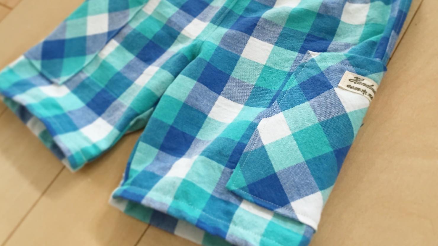 左右の柄を合わせて制作したズボン