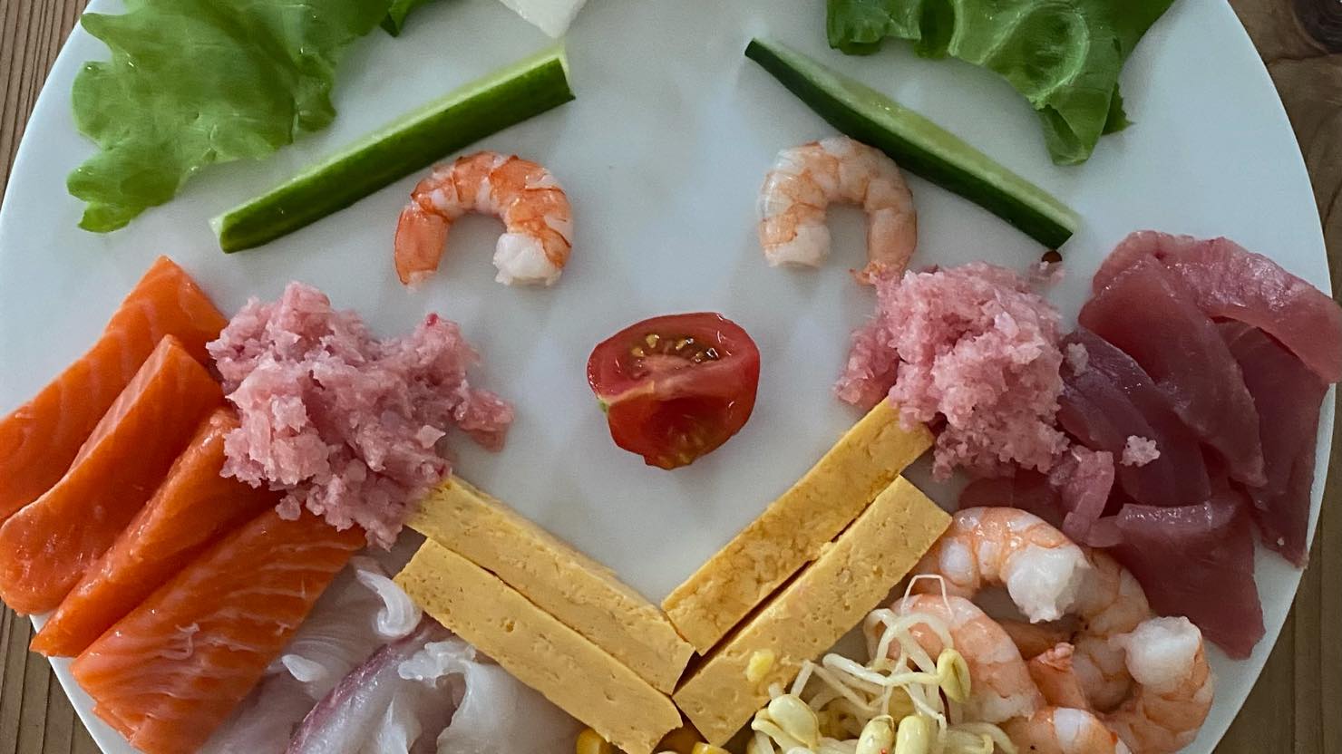 具材を顔の形に似せて楽しんでいます