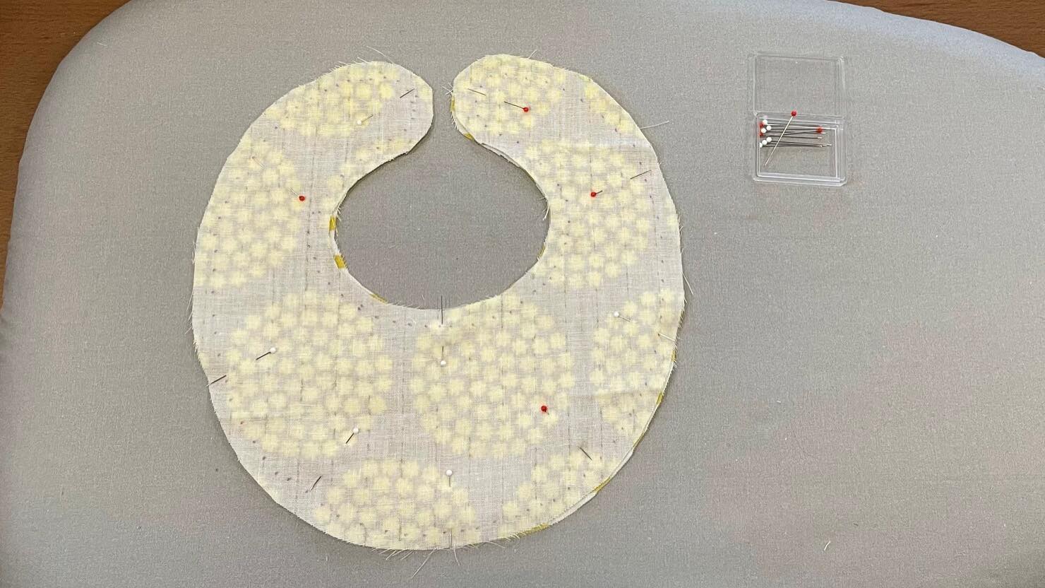 まち針は布の内側から外側に向かって、上下左右に打つ　　© IKUMI