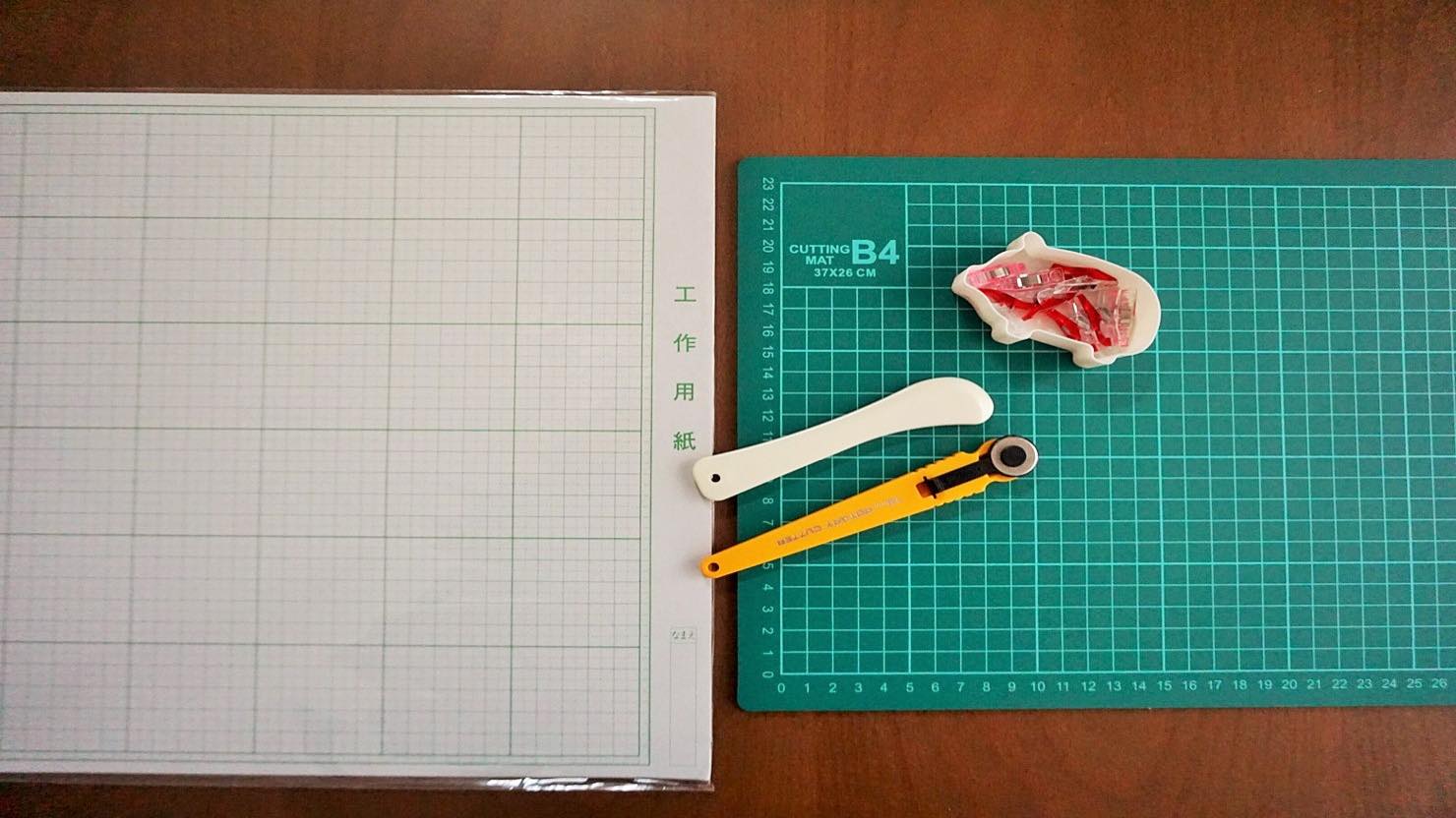 左から工作用紙、ロールカッターとカッティングシート© IKUMI