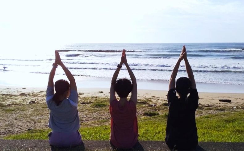 心身を整える「ビーチヨガ」の魅力。家族・友人・自分に感謝を
