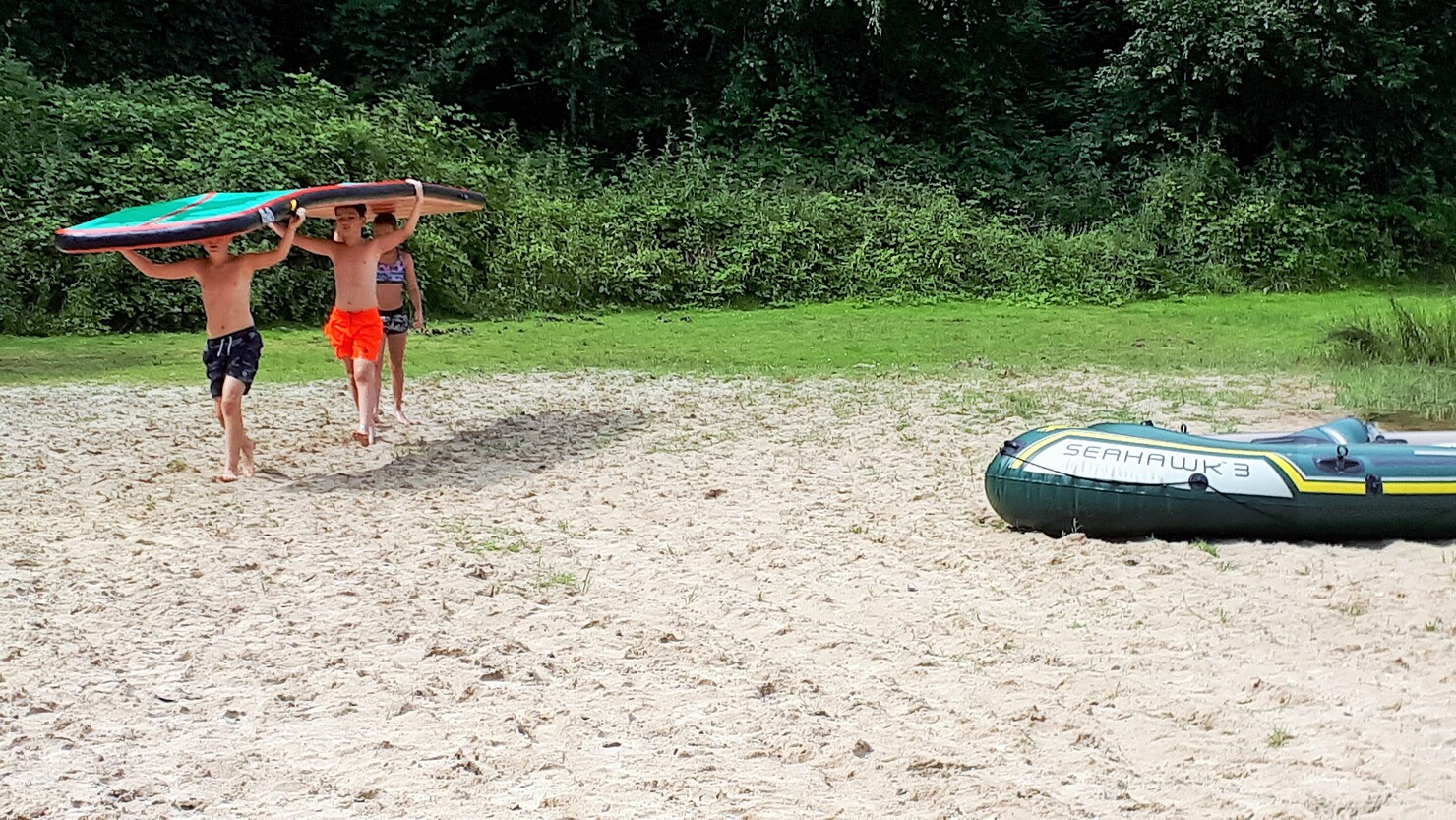 夏休みに近所の湖で遊ぶ子どもたち　© Naoko Yamamoto