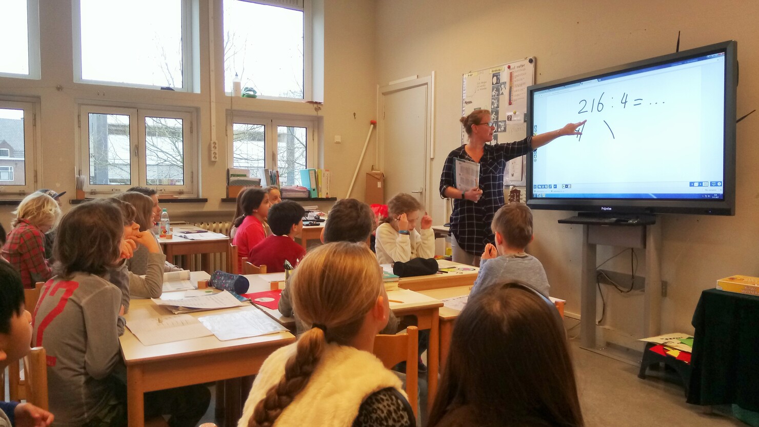 息子の学校では先生による一斉授業の時間が短い。あとは自習が基本© Naoko Yamamoto