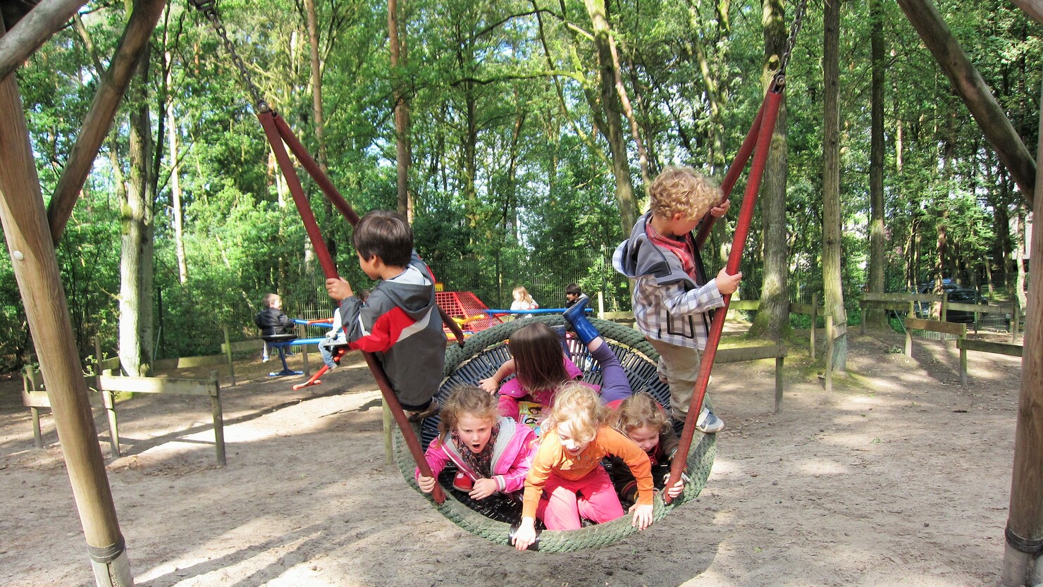 公園や森で授業をすることも。小学校生活はのんびりしている　© Naoko Yamamoto