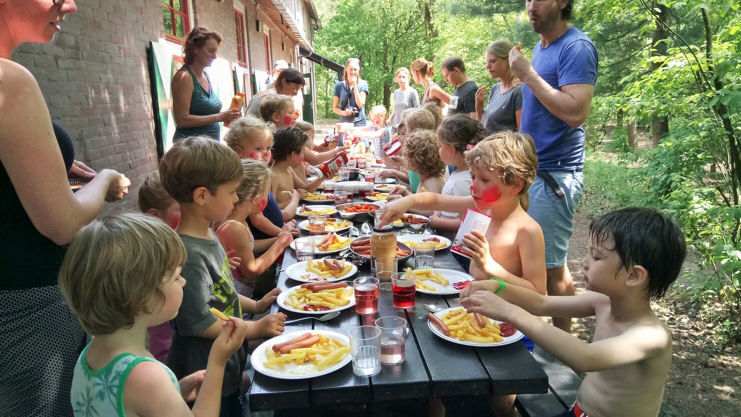 学校キャンプの食事も子どもたちの多様性に対応している　© Naoko Yamamoto