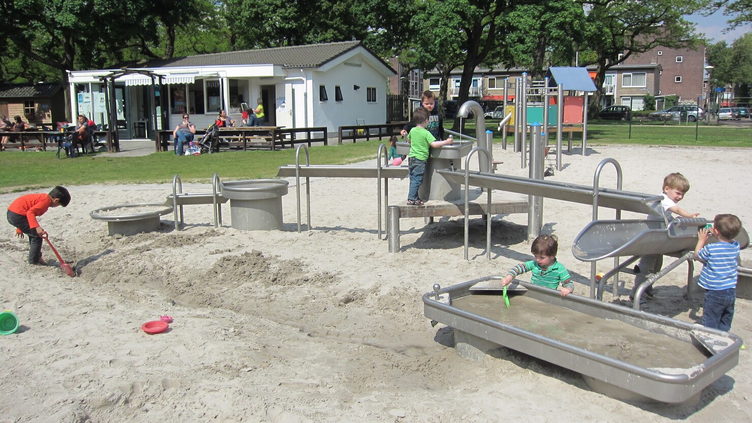 公園は至るところにある。大人が子どもを見守りながらお茶を飲めるコーナーも欠かせない　© Naoko Yamamoto