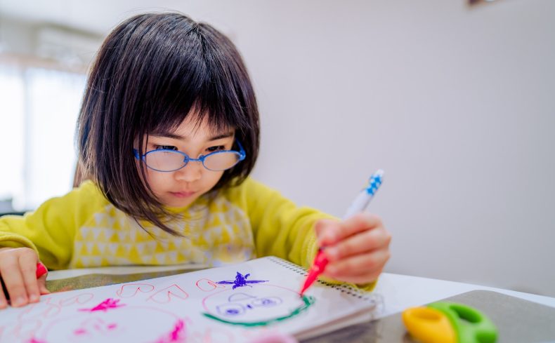 「左利きあるある」とは？違う利き手同士が快適に暮らすポイント。夫と娘が左利きのわが家の場合