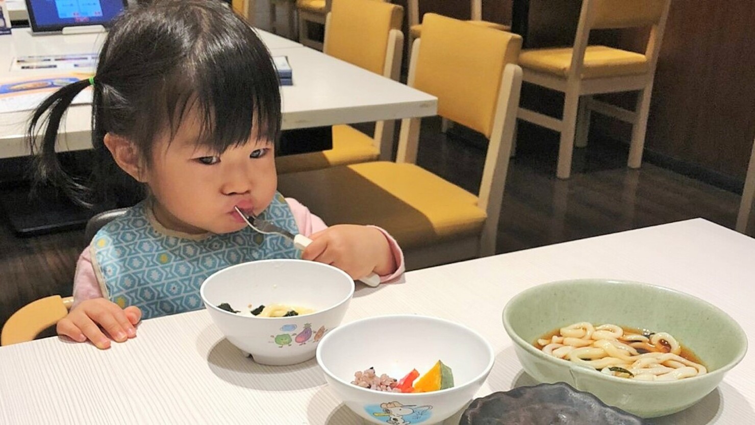 右側に置いたお箸やフォークも左に持ち替えて使うように　© IKUM