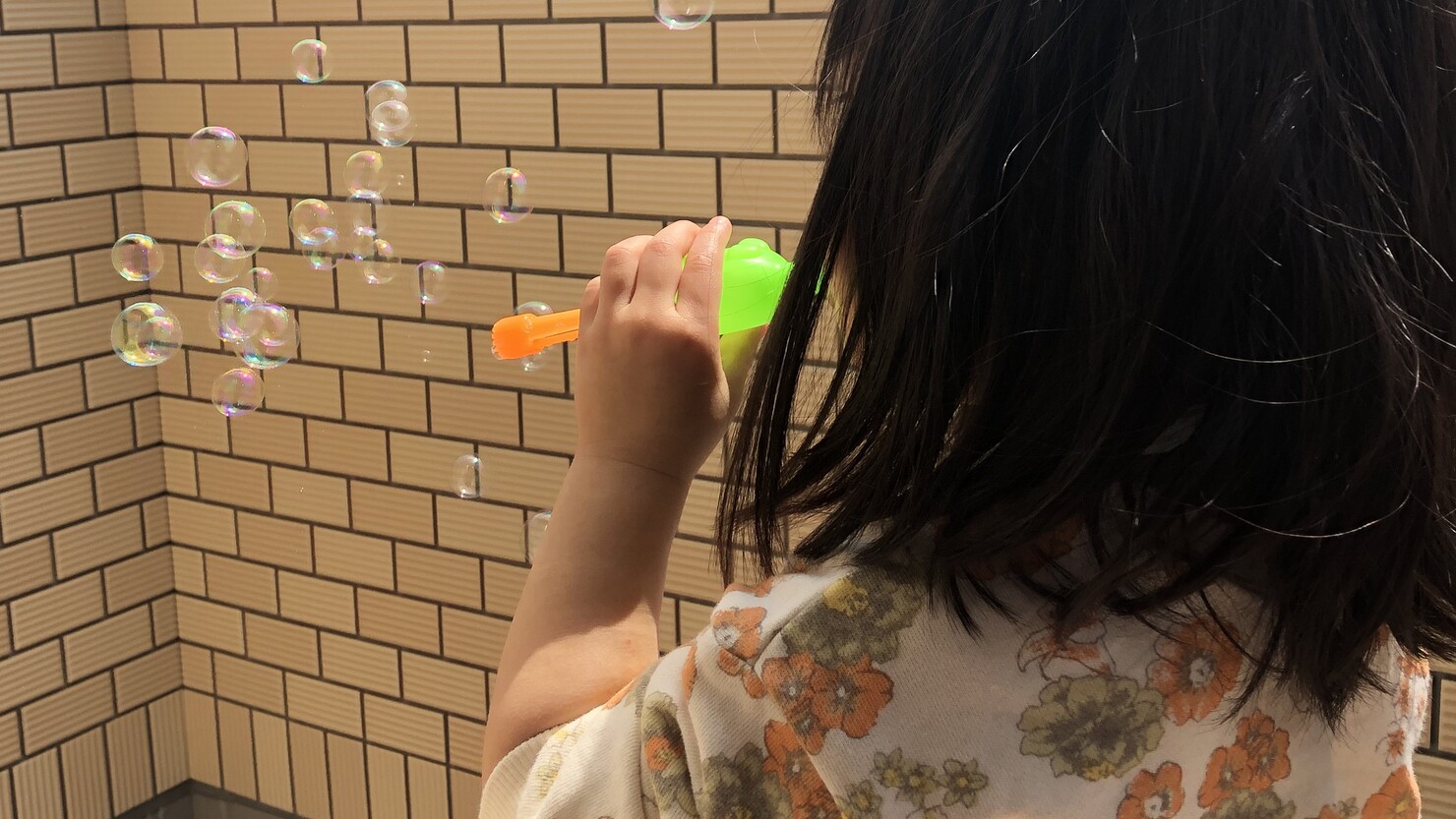 3歳になる頃には、何をする場合でも左手が主体になった　　© IKUMI