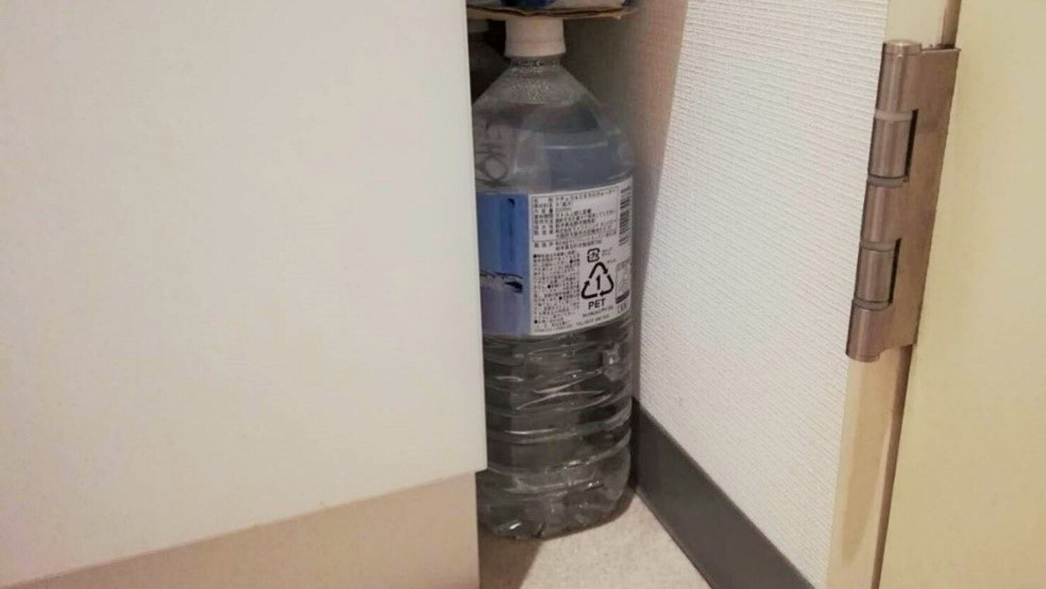 洗面所のシンク横の隙間には奥まで5本収納中　© Satoko Kamisawa